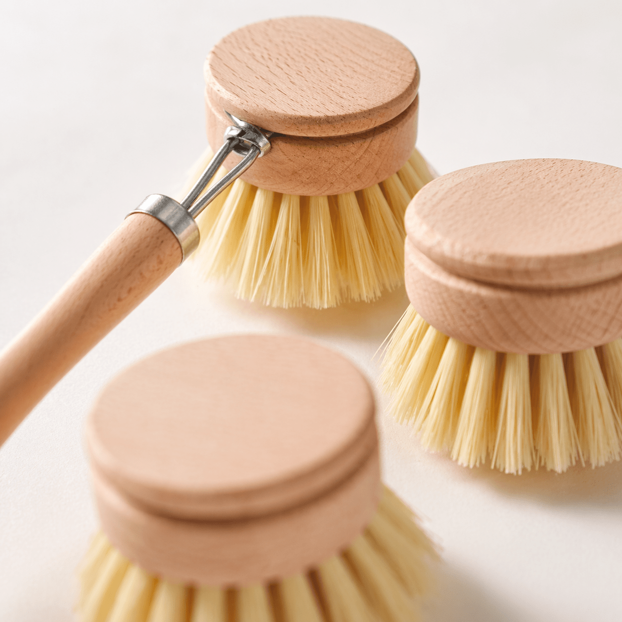 Diskborste i trä (2 huvuden) i Köksredskap – hållbart alternativ från HållbarHem. Alla rättigheter förbehållna