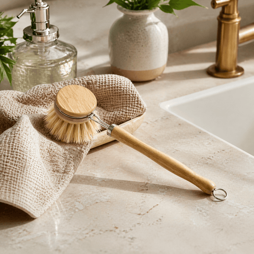 Diskborste i trä (2 huvuden) i Köksredskap – hållbart alternativ från HållbarHem. Alla rättigheter förbehållna