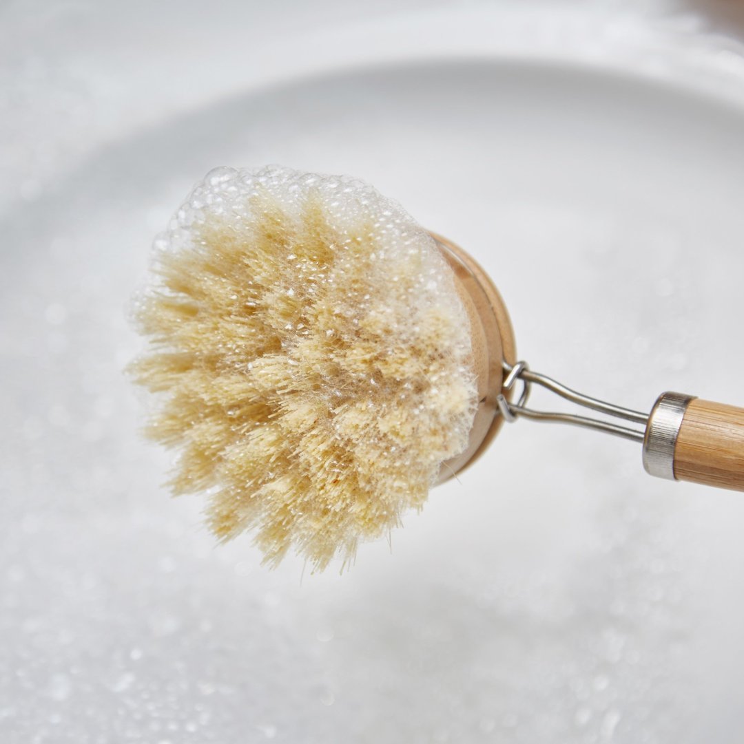 Diskborste i trä med 2 utbytbara huvuden – hållbar design i Köksredskap – hållbart alternativ från HållbarHem