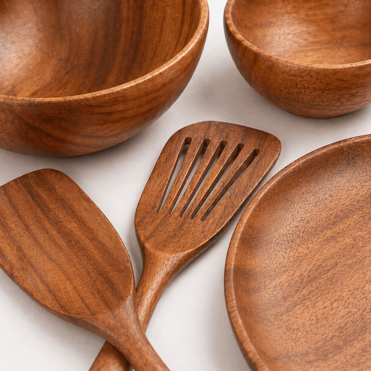 Handgjort köksset i trä med skålar, tallrik och bestick i Köksredskap – hållbart alternativ från HållbarHem. Alla rättigheter förbehållna