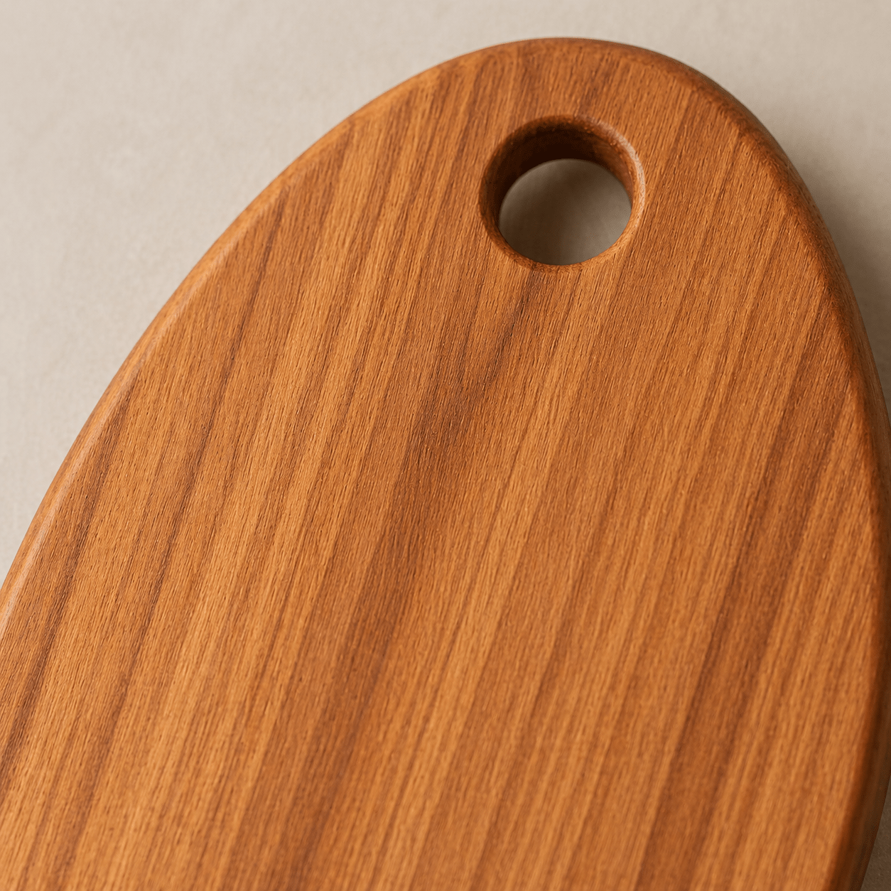 Oval skärbräda i trä – stilren serveringsbräda i Köksredskap – hållbart alternativ från HållbarHem. Alla rättigheter förbehållna