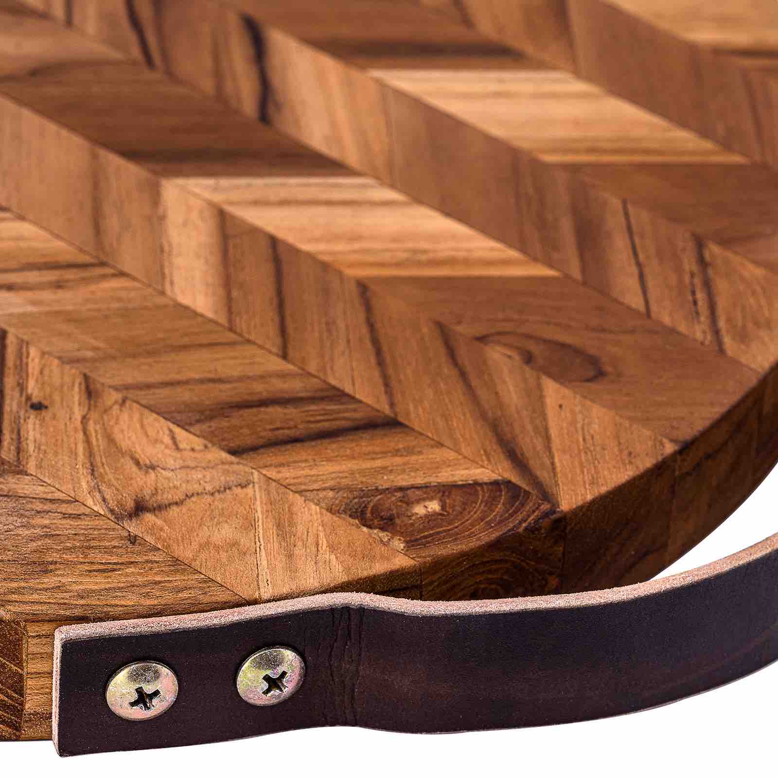 Skärbräda i återvunnet teak – herringbone med läderhandtag i Köksredskap – hållbart alternativ från HållbarHem