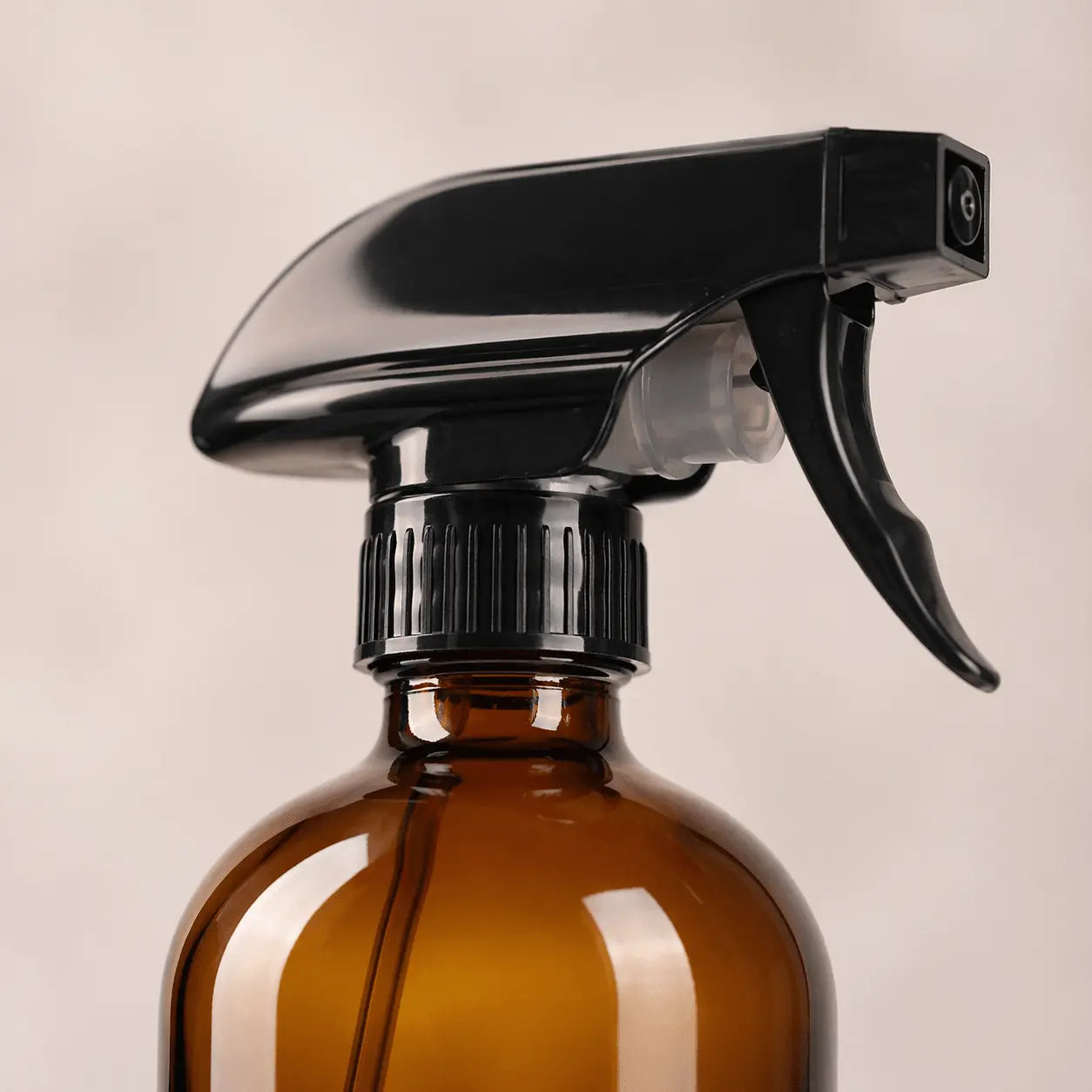 Sprayflaska i glas – amber med minimalistisk design i Förvaring – hållbart alternativ från HållbarHem.